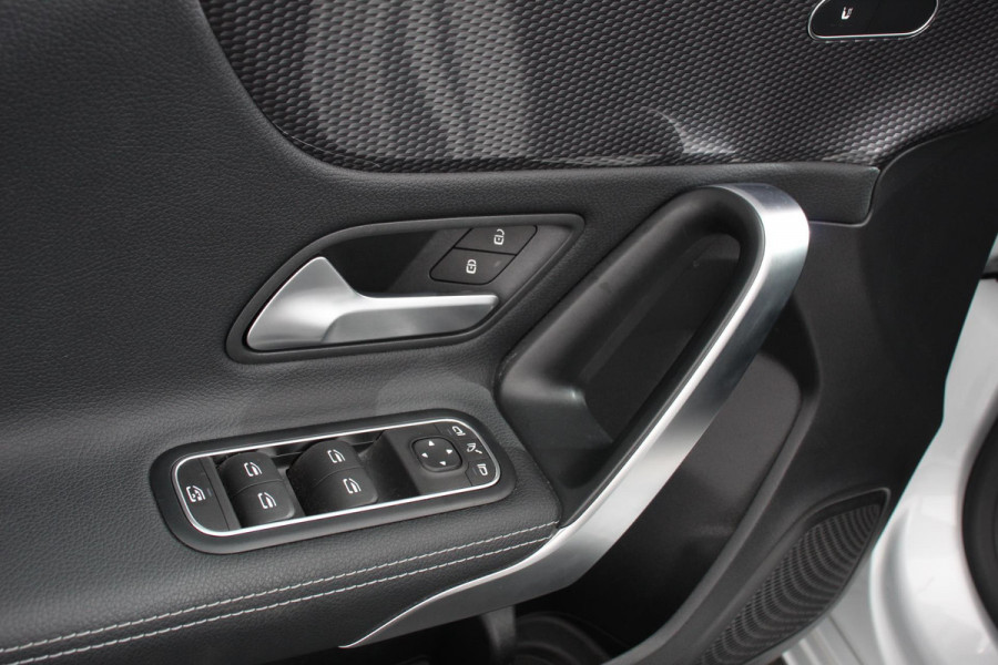 Mercedes-Benz A-Klasse 180 Progressive 7-DCT Navigatie Climate Control Virtual Cockpit Stoelverwarming 17" Lichtmetalen velgen Parkeer sensoren Cruise Control