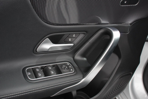 Mercedes-Benz A-Klasse 180 Progressive 7-DCT Navigatie Climate Control Virtual Cockpit Stoelverwarming 17" Lichtmetalen velgen Parkeer sensoren Cruise Control