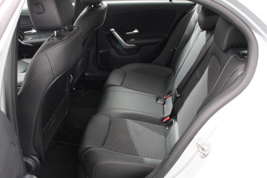 Mercedes-Benz A-Klasse 180 Progressive 7-DCT Navigatie Climate Control Virtual Cockpit Stoelverwarming 17" Lichtmetalen velgen Parkeer sensoren Cruise Control
