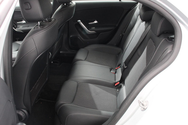 Mercedes-Benz A-Klasse 180 Progressive 7-DCT Navigatie Climate Control Virtual Cockpit Stoelverwarming 17" Lichtmetalen velgen Parkeer sensoren Cruise Control