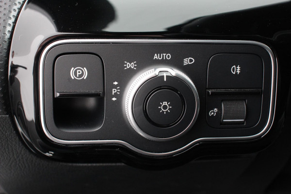 Mercedes-Benz A-Klasse 180 Progressive 7-DCT Navigatie Climate Control Virtual Cockpit Stoelverwarming 17" Lichtmetalen velgen Parkeer sensoren Cruise Control
