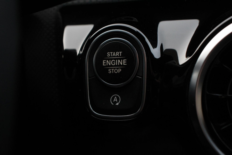 Mercedes-Benz A-Klasse 180 Progressive 7-DCT Navigatie Climate Control Virtual Cockpit Stoelverwarming 17" Lichtmetalen velgen Parkeer sensoren Cruise Control