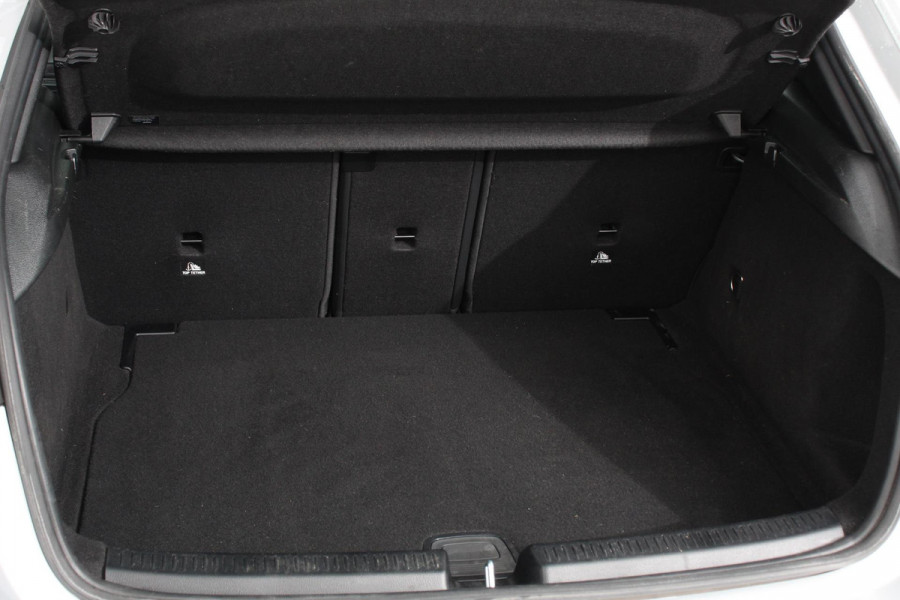 Mercedes-Benz A-Klasse 180 Progressive 7-DCT Navigatie Climate Control Virtual Cockpit Stoelverwarming 17" Lichtmetalen velgen Parkeer sensoren Cruise Control