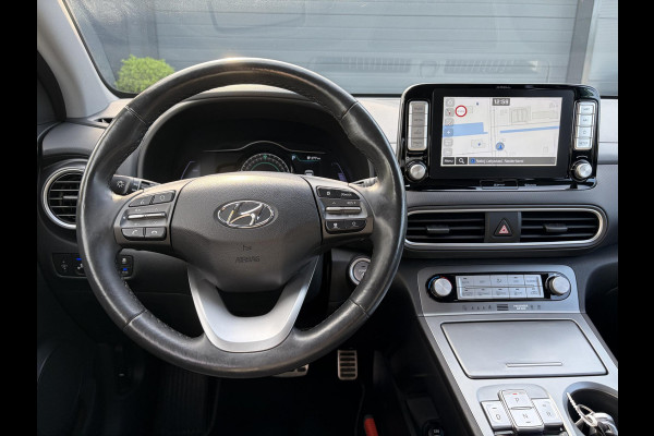 Hyundai Kona EV Premium 64 kWh ✓Soh 93.2 %✓2e Eigenaar✓Carplay✓Camera✓Navi✓Keyless✓Halfleder✓Rijstrooksensor✓Dodehoeksensor✓Pdc V+A✓Lm velgen✓Clima✓Cruise✓204pk✓N.A.P✓Apk tot 09-2027
