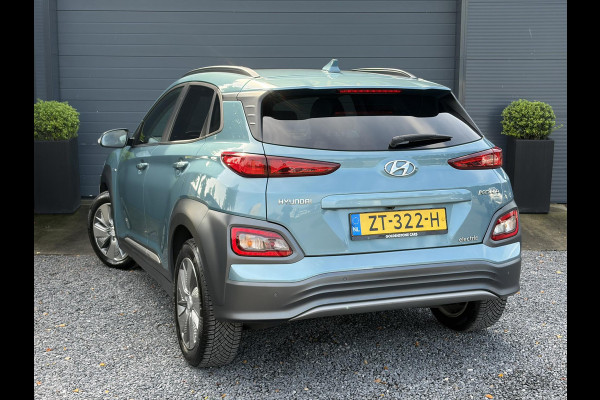Hyundai Kona EV Premium 64 kWh ✓Soh 93.2 %✓2e Eigenaar✓Carplay✓Camera✓Navi✓Keyless✓Halfleder✓Rijstrooksensor✓Dodehoeksensor✓Pdc V+A✓Lm velgen✓Clima✓Cruise✓204pk✓N.A.P✓Apk tot 09-2027