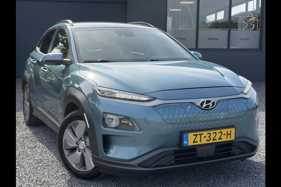 Hyundai Kona EV Premium 64 kWh ✓Soh 93.2 %✓2e Eigenaar✓Carplay✓Camera✓Navi✓Keyless✓Halfleder✓Rijstrooksensor✓Dodehoeksensor✓Pdc V+A✓Lm velgen✓Clima✓Cruise✓204pk✓N.A.P✓Apk tot 09-2027