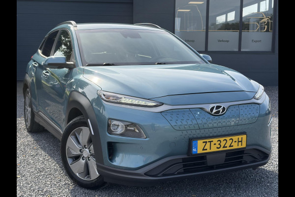 Hyundai Kona EV Premium 64 kWh ✓Soh 93.2 %✓2e Eigenaar✓Carplay✓Camera✓Navi✓Keyless✓Halfleder✓Rijstrooksensor✓Dodehoeksensor✓Pdc V+A✓Lm velgen✓Clima✓Cruise✓204pk✓N.A.P✓Apk tot 09-2027
