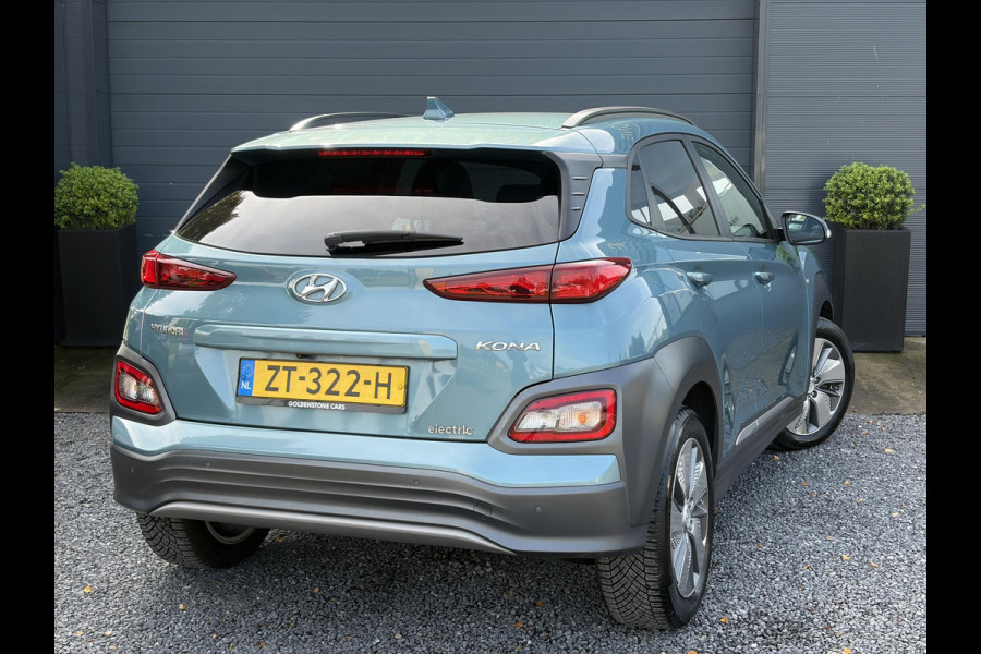 Hyundai Kona EV Premium 64 kWh ✓Soh 93.2 %✓2e Eigenaar✓Carplay✓Camera✓Navi✓Keyless✓Halfleder✓Rijstrooksensor✓Dodehoeksensor✓Pdc V+A✓Lm velgen✓Clima✓Cruise✓204pk✓N.A.P✓Apk tot 09-2027