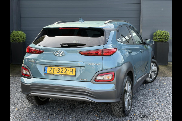 Hyundai Kona EV Premium 64 kWh ✓Soh 93.2 %✓2e Eigenaar✓Carplay✓Camera✓Navi✓Keyless✓Halfleder✓Rijstrooksensor✓Dodehoeksensor✓Pdc V+A✓Lm velgen✓Clima✓Cruise✓204pk✓N.A.P✓Apk tot 09-2027