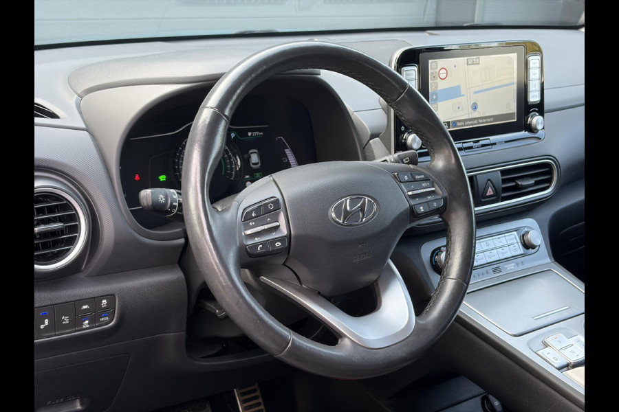 Hyundai Kona EV Premium 64 kWh ✓Soh 93.2 %✓2e Eigenaar✓Carplay✓Camera✓Navi✓Keyless✓Halfleder✓Rijstrooksensor✓Dodehoeksensor✓Pdc V+A✓Lm velgen✓Clima✓Cruise✓204pk✓N.A.P✓Apk tot 09-2027