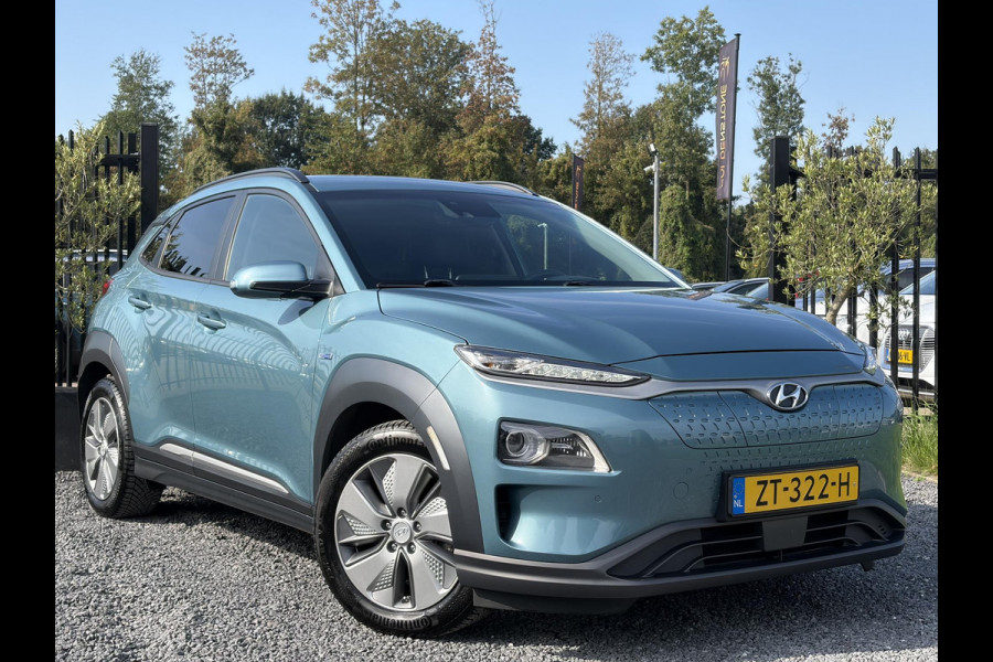 Hyundai Kona EV Premium 64 kWh ✓Soh 93.2 %✓2e Eigenaar✓Carplay✓Camera✓Navi✓Keyless✓Halfleder✓Rijstrooksensor✓Dodehoeksensor✓Pdc V+A✓Lm velgen✓Clima✓Cruise✓204pk✓N.A.P✓Apk tot 09-2027