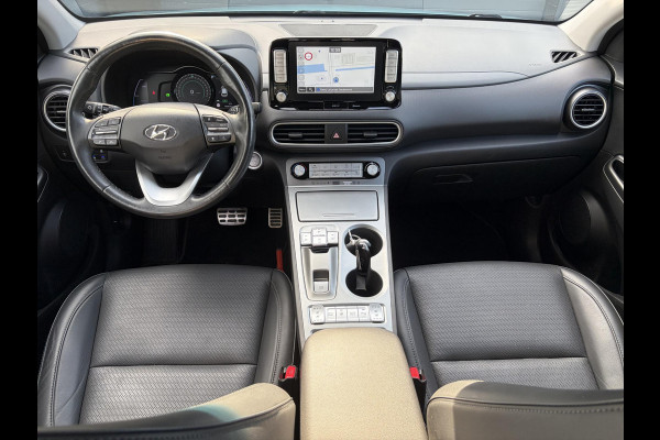 Hyundai Kona EV Premium 64 kWh ✓Soh 93.2 %✓2e Eigenaar✓Carplay✓Camera✓Navi✓Keyless✓Halfleder✓Rijstrooksensor✓Dodehoeksensor✓Pdc V+A✓Lm velgen✓Clima✓Cruise✓204pk✓N.A.P✓Apk tot 09-2027