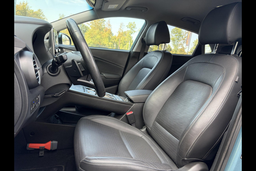 Hyundai Kona EV Premium 64 kWh ✓Soh 93.2 %✓2e Eigenaar✓Carplay✓Camera✓Navi✓Keyless✓Halfleder✓Rijstrooksensor✓Dodehoeksensor✓Pdc V+A✓Lm velgen✓Clima✓Cruise✓204pk✓N.A.P✓Apk tot 09-2027