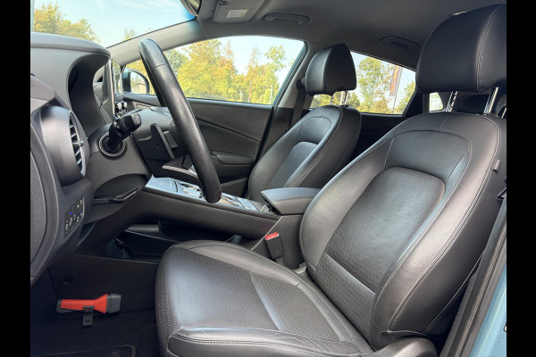 Hyundai Kona EV Premium 64 kWh ✓Soh 93.2 %✓2e Eigenaar✓Carplay✓Camera✓Navi✓Keyless✓Halfleder✓Rijstrooksensor✓Dodehoeksensor✓Pdc V+A✓Lm velgen✓Clima✓Cruise✓204pk✓N.A.P✓Apk tot 09-2027