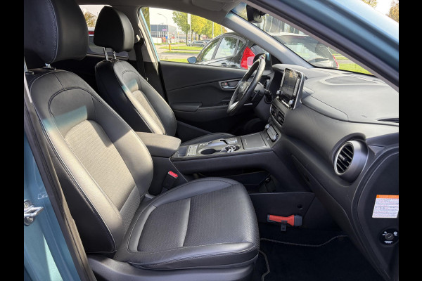 Hyundai Kona EV Premium 64 kWh ✓Soh 93.2 %✓2e Eigenaar✓Carplay✓Camera✓Navi✓Keyless✓Halfleder✓Rijstrooksensor✓Dodehoeksensor✓Pdc V+A✓Lm velgen✓Clima✓Cruise✓204pk✓N.A.P✓Apk tot 09-2027