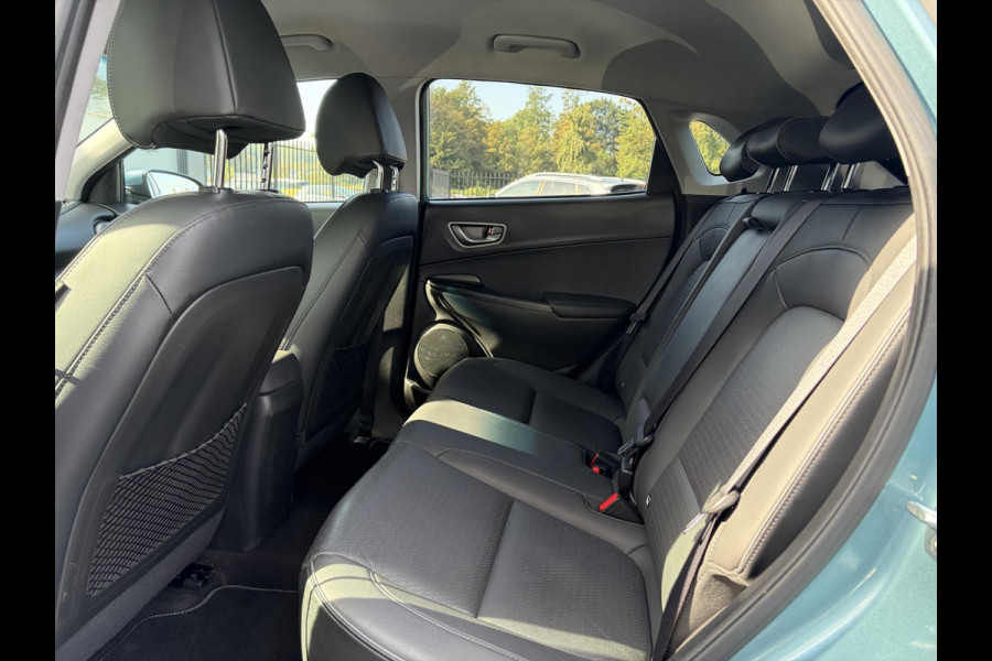 Hyundai Kona EV Premium 64 kWh ✓Soh 93.2 %✓2e Eigenaar✓Carplay✓Camera✓Navi✓Keyless✓Halfleder✓Rijstrooksensor✓Dodehoeksensor✓Pdc V+A✓Lm velgen✓Clima✓Cruise✓204pk✓N.A.P✓Apk tot 09-2027