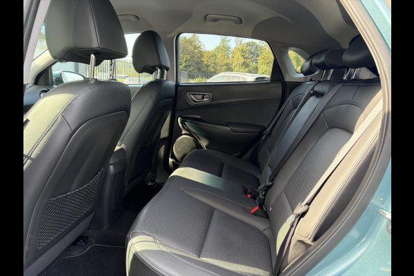 Hyundai Kona EV Premium 64 kWh ✓Soh 93.2 %✓2e Eigenaar✓Carplay✓Camera✓Navi✓Keyless✓Halfleder✓Rijstrooksensor✓Dodehoeksensor✓Pdc V+A✓Lm velgen✓Clima✓Cruise✓204pk✓N.A.P✓Apk tot 09-2027