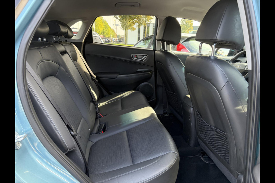 Hyundai Kona EV Premium 64 kWh ✓Soh 93.2 %✓2e Eigenaar✓Carplay✓Camera✓Navi✓Keyless✓Halfleder✓Rijstrooksensor✓Dodehoeksensor✓Pdc V+A✓Lm velgen✓Clima✓Cruise✓204pk✓N.A.P✓Apk tot 09-2027