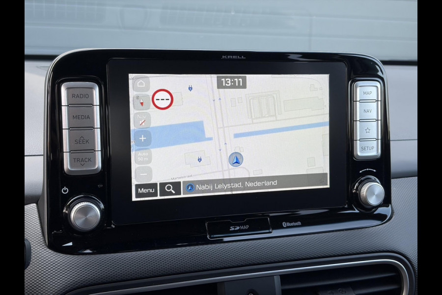 Hyundai Kona EV Premium 64 kWh ✓Soh 93.2 %✓2e Eigenaar✓Carplay✓Camera✓Navi✓Keyless✓Halfleder✓Rijstrooksensor✓Dodehoeksensor✓Pdc V+A✓Lm velgen✓Clima✓Cruise✓204pk✓N.A.P✓Apk tot 09-2027
