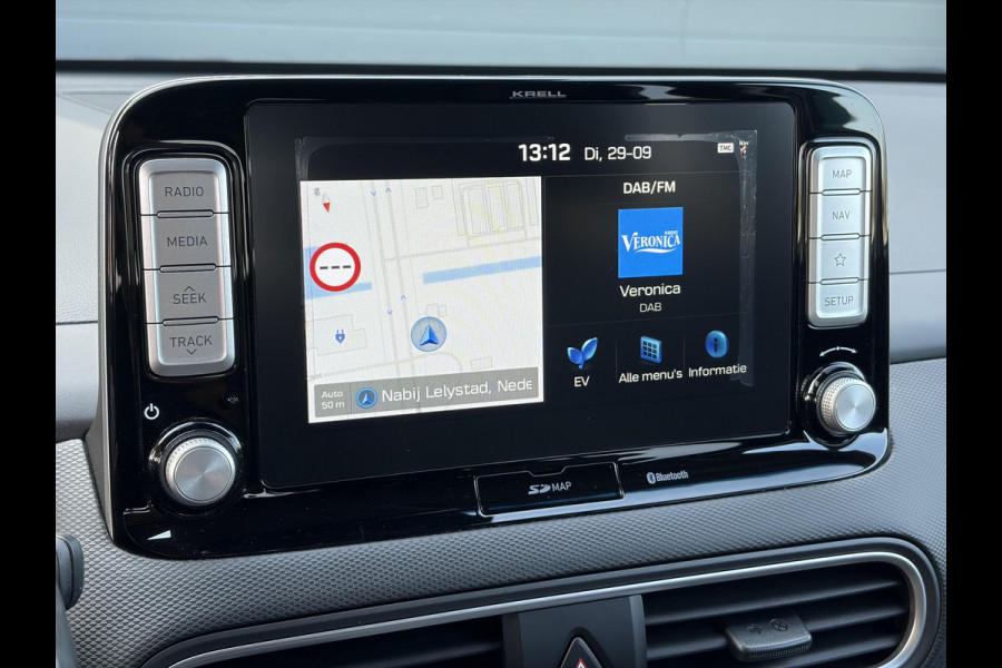 Hyundai Kona EV Premium 64 kWh ✓Soh 93.2 %✓2e Eigenaar✓Carplay✓Camera✓Navi✓Keyless✓Halfleder✓Rijstrooksensor✓Dodehoeksensor✓Pdc V+A✓Lm velgen✓Clima✓Cruise✓204pk✓N.A.P✓Apk tot 09-2027
