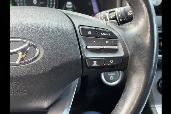 Hyundai Kona EV Premium 64 kWh ✓Soh 93.2 %✓2e Eigenaar✓Carplay✓Camera✓Navi✓Keyless✓Halfleder✓Rijstrooksensor✓Dodehoeksensor✓Pdc V+A✓Lm velgen✓Clima✓Cruise✓204pk✓N.A.P✓Apk tot 09-2027