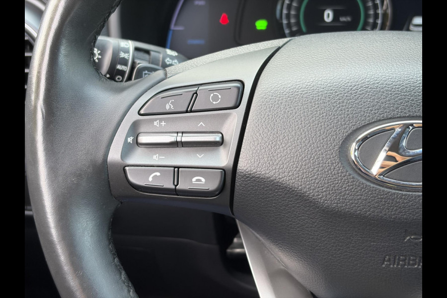 Hyundai Kona EV Premium 64 kWh ✓Soh 93.2 %✓2e Eigenaar✓Carplay✓Camera✓Navi✓Keyless✓Halfleder✓Rijstrooksensor✓Dodehoeksensor✓Pdc V+A✓Lm velgen✓Clima✓Cruise✓204pk✓N.A.P✓Apk tot 09-2027