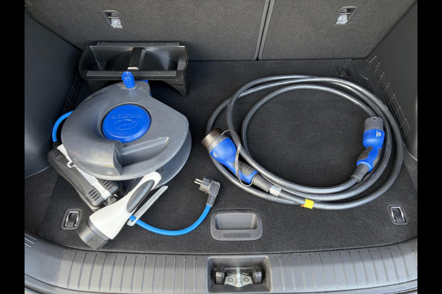 Hyundai Kona EV Premium 64 kWh ✓Soh 93.2 %✓2e Eigenaar✓Carplay✓Camera✓Navi✓Keyless✓Halfleder✓Rijstrooksensor✓Dodehoeksensor✓Pdc V+A✓Lm velgen✓Clima✓Cruise✓204pk✓N.A.P✓Apk tot 09-2027
