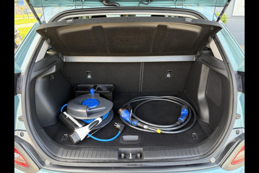 Hyundai Kona EV Premium 64 kWh ✓Soh 93.2 %✓2e Eigenaar✓Carplay✓Camera✓Navi✓Keyless✓Halfleder✓Rijstrooksensor✓Dodehoeksensor✓Pdc V+A✓Lm velgen✓Clima✓Cruise✓204pk✓N.A.P✓Apk tot 09-2027