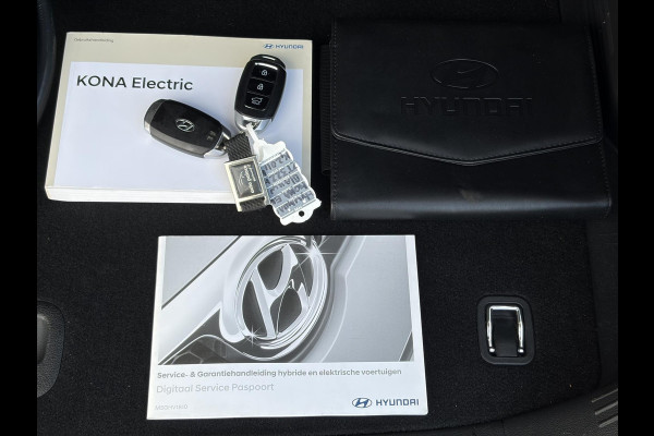 Hyundai Kona EV Premium 64 kWh ✓Soh 93.2 %✓2e Eigenaar✓Carplay✓Camera✓Navi✓Keyless✓Halfleder✓Rijstrooksensor✓Dodehoeksensor✓Pdc V+A✓Lm velgen✓Clima✓Cruise✓204pk✓N.A.P✓Apk tot 09-2027