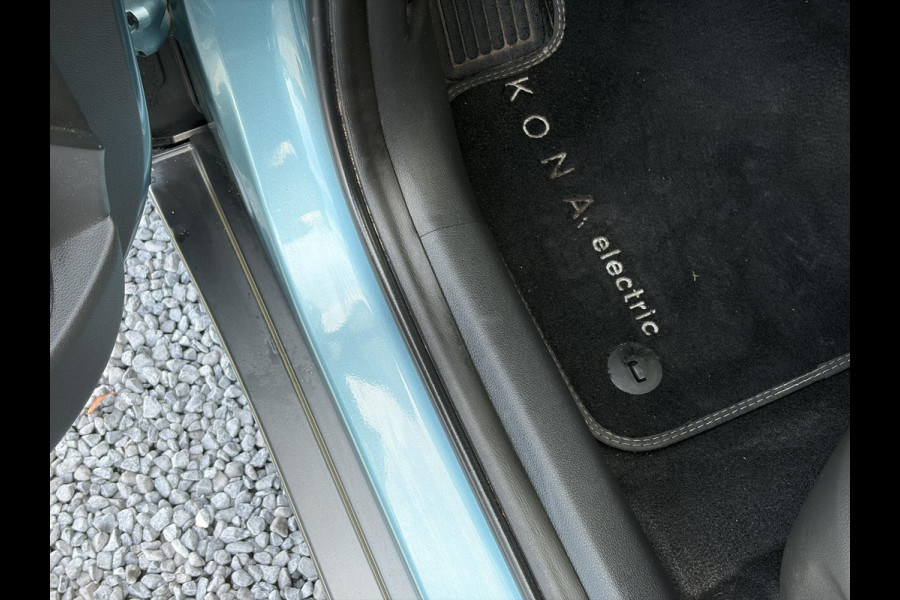 Hyundai Kona EV Premium 64 kWh ✓Soh 93.2 %✓2e Eigenaar✓Carplay✓Camera✓Navi✓Keyless✓Halfleder✓Rijstrooksensor✓Dodehoeksensor✓Pdc V+A✓Lm velgen✓Clima✓Cruise✓204pk✓N.A.P✓Apk tot 09-2027