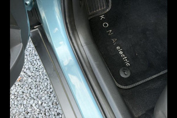 Hyundai Kona EV Premium 64 kWh ✓Soh 93.2 %✓2e Eigenaar✓Carplay✓Camera✓Navi✓Keyless✓Halfleder✓Rijstrooksensor✓Dodehoeksensor✓Pdc V+A✓Lm velgen✓Clima✓Cruise✓204pk✓N.A.P✓Apk tot 09-2027