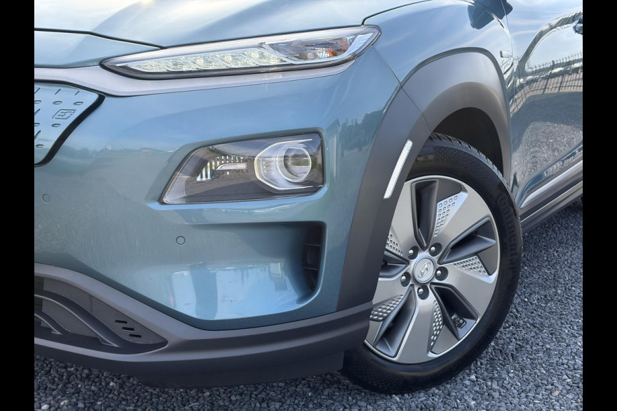 Hyundai Kona EV Premium 64 kWh ✓Soh 93.2 %✓2e Eigenaar✓Carplay✓Camera✓Navi✓Keyless✓Halfleder✓Rijstrooksensor✓Dodehoeksensor✓Pdc V+A✓Lm velgen✓Clima✓Cruise✓204pk✓N.A.P✓Apk tot 09-2027
