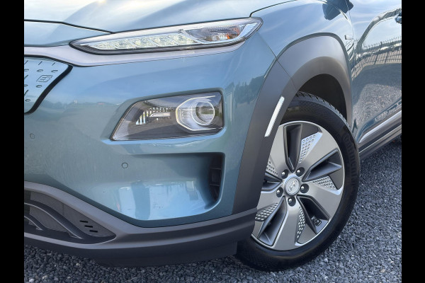 Hyundai Kona EV Premium 64 kWh ✓Soh 93.2 %✓2e Eigenaar✓Carplay✓Camera✓Navi✓Keyless✓Halfleder✓Rijstrooksensor✓Dodehoeksensor✓Pdc V+A✓Lm velgen✓Clima✓Cruise✓204pk✓N.A.P✓Apk tot 09-2027