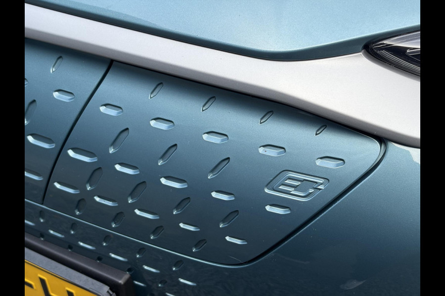 Hyundai Kona EV Premium 64 kWh ✓Soh 93.2 %✓2e Eigenaar✓Carplay✓Camera✓Navi✓Keyless✓Halfleder✓Rijstrooksensor✓Dodehoeksensor✓Pdc V+A✓Lm velgen✓Clima✓Cruise✓204pk✓N.A.P✓Apk tot 09-2027