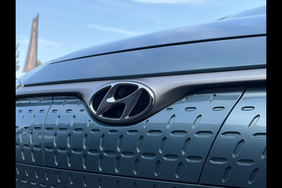 Hyundai Kona EV Premium 64 kWh ✓Soh 93.2 %✓2e Eigenaar✓Carplay✓Camera✓Navi✓Keyless✓Halfleder✓Rijstrooksensor✓Dodehoeksensor✓Pdc V+A✓Lm velgen✓Clima✓Cruise✓204pk✓N.A.P✓Apk tot 09-2027