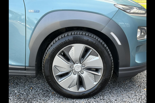 Hyundai Kona EV Premium 64 kWh ✓Soh 93.2 %✓2e Eigenaar✓Carplay✓Camera✓Navi✓Keyless✓Halfleder✓Rijstrooksensor✓Dodehoeksensor✓Pdc V+A✓Lm velgen✓Clima✓Cruise✓204pk✓N.A.P✓Apk tot 09-2027