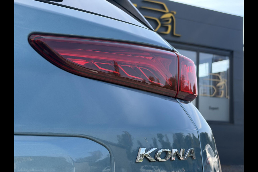 Hyundai Kona EV Premium 64 kWh ✓Soh 93.2 %✓2e Eigenaar✓Carplay✓Camera✓Navi✓Keyless✓Halfleder✓Rijstrooksensor✓Dodehoeksensor✓Pdc V+A✓Lm velgen✓Clima✓Cruise✓204pk✓N.A.P✓Apk tot 09-2027