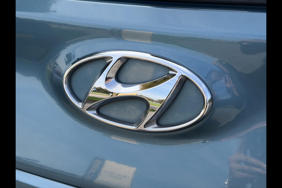 Hyundai Kona EV Premium 64 kWh ✓Soh 93.2 %✓2e Eigenaar✓Carplay✓Camera✓Navi✓Keyless✓Halfleder✓Rijstrooksensor✓Dodehoeksensor✓Pdc V+A✓Lm velgen✓Clima✓Cruise✓204pk✓N.A.P✓Apk tot 09-2027