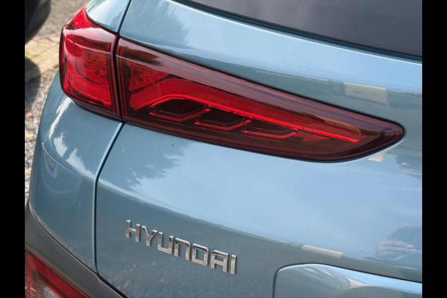 Hyundai Kona EV Premium 64 kWh ✓Soh 93.2 %✓2e Eigenaar✓Carplay✓Camera✓Navi✓Keyless✓Halfleder✓Rijstrooksensor✓Dodehoeksensor✓Pdc V+A✓Lm velgen✓Clima✓Cruise✓204pk✓N.A.P✓Apk tot 09-2027