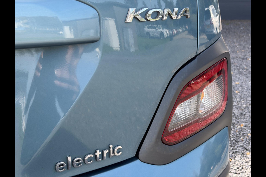 Hyundai Kona EV Premium 64 kWh ✓Soh 93.2 %✓2e Eigenaar✓Carplay✓Camera✓Navi✓Keyless✓Halfleder✓Rijstrooksensor✓Dodehoeksensor✓Pdc V+A✓Lm velgen✓Clima✓Cruise✓204pk✓N.A.P✓Apk tot 09-2027