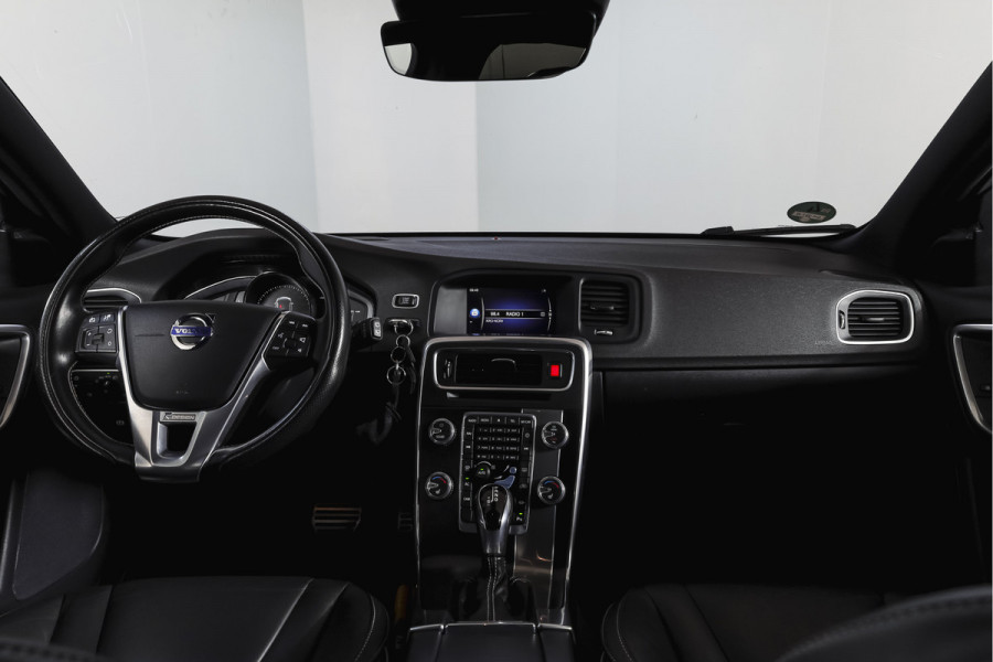 Volvo V60 2.0 T4 190 PK Business Sport - Automaat Org. NL. | S/K-Dak | Adapt. Cruise | Stoelverw. | Afn. Trekhaak | PDC | Camera | NAV | ECC | LM 18" |