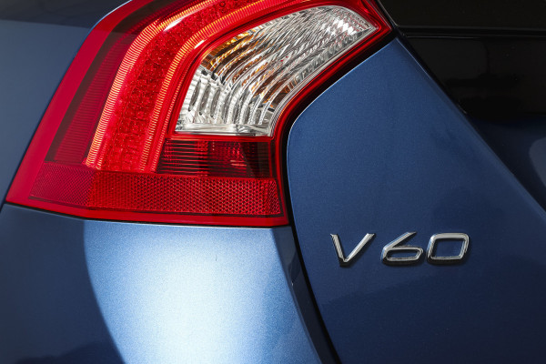 Volvo V60 2.0 T4 190 PK Business Sport - Automaat Org. NL. | S/K-Dak | Adapt. Cruise | Stoelverw. | Afn. Trekhaak | PDC | Camera | NAV | ECC | LM 18" |