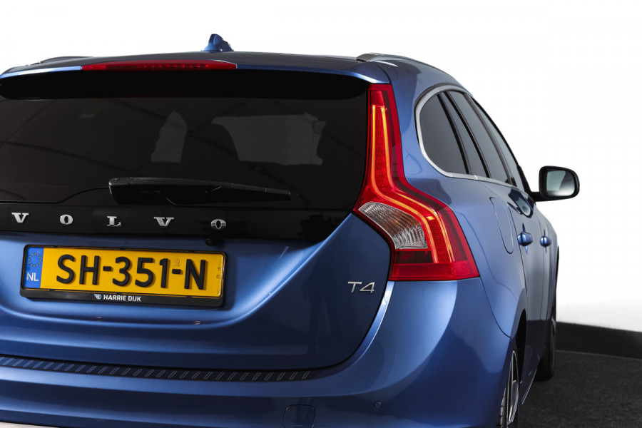 Volvo V60 2.0 T4 190 PK Business Sport - Automaat Org. NL. | S/K-Dak | Adapt. Cruise | Stoelverw. | Afn. Trekhaak | PDC | Camera | NAV | ECC | LM 18" |