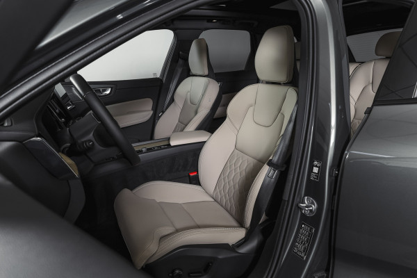 Volvo XC60 2.0 T8 Plug-in hybrid AWD Ultra Dark Org. NL. | Forest Lake | S/K-Panodak | Adapt. Cruise | Stoel-+Stuurverw. | PDC | 360 Camera | NAV + App. Connect | ECC | Elek. Klep | LM 22" |