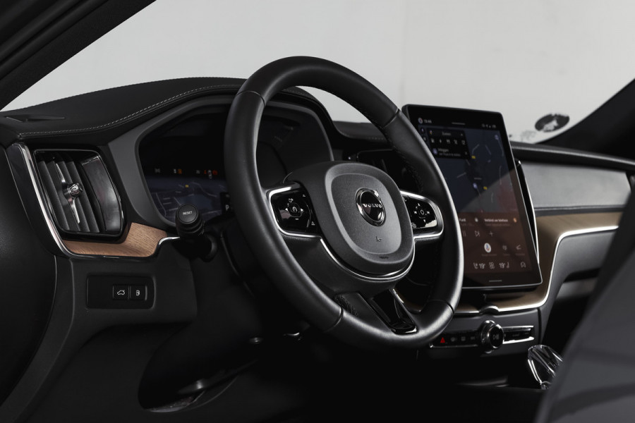 Volvo XC60 2.0 T8 Plug-in hybrid AWD Ultra Dark Org. NL. | Forest Lake | S/K-Panodak | Adapt. Cruise | Stoel-+Stuurverw. | PDC | 360 Camera | NAV + App. Connect | ECC | Elek. Klep | LM 22" |