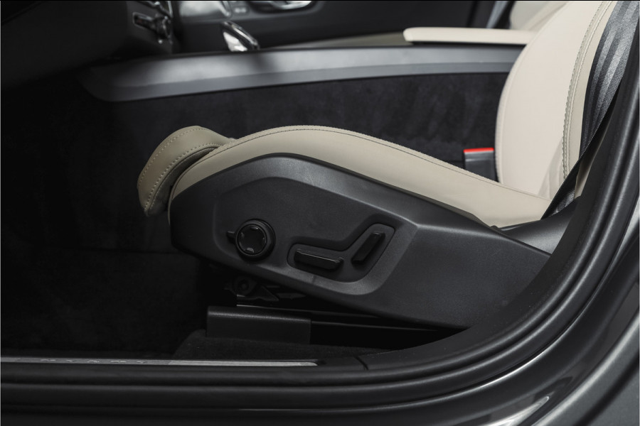 Volvo XC60 2.0 T8 Plug-in hybrid AWD Ultra Dark Org. NL. | Forest Lake | S/K-Panodak | Adapt. Cruise | Stoel-+Stuurverw. | PDC | 360 Camera | NAV + App. Connect | ECC | Elek. Klep | LM 22" |