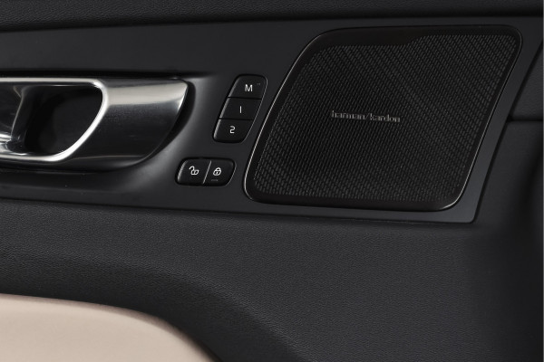 Volvo XC60 2.0 T8 Plug-in hybrid AWD Ultra Dark Org. NL. | Forest Lake | S/K-Panodak | Adapt. Cruise | Stoel-+Stuurverw. | PDC | 360 Camera | NAV + App. Connect | ECC | Elek. Klep | LM 22" |