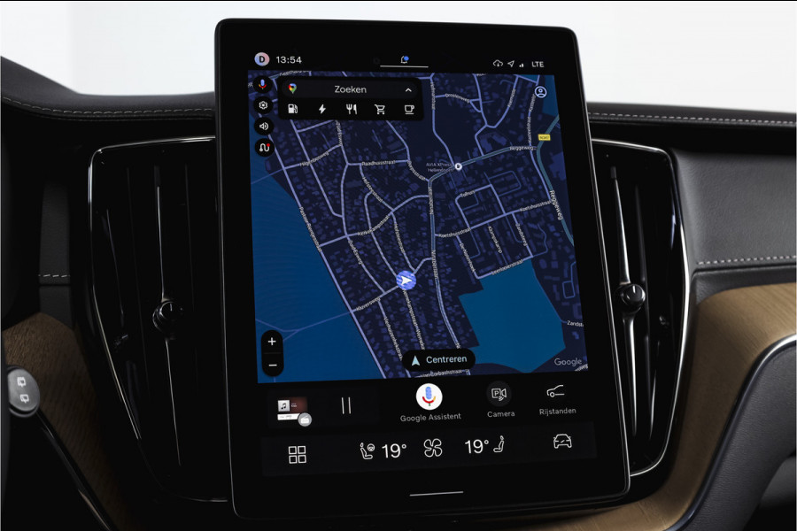 Volvo XC60 2.0 T8 Plug-in hybrid AWD Ultra Dark Org. NL. | Forest Lake | S/K-Panodak | Adapt. Cruise | Stoel-+Stuurverw. | PDC | 360 Camera | NAV + App. Connect | ECC | Elek. Klep | LM 22" |