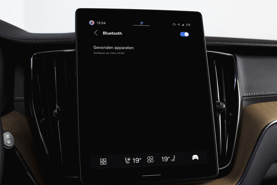 Volvo XC60 2.0 T8 Plug-in hybrid AWD Ultra Dark Org. NL. | Forest Lake | S/K-Panodak | Adapt. Cruise | Stoel-+Stuurverw. | PDC | 360 Camera | NAV + App. Connect | ECC | Elek. Klep | LM 22" |