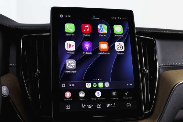 Volvo XC60 2.0 T8 Plug-in hybrid AWD Ultra Dark Org. NL. | Forest Lake | S/K-Panodak | Adapt. Cruise | Stoel-+Stuurverw. | PDC | 360 Camera | NAV + App. Connect | ECC | Elek. Klep | LM 22" |